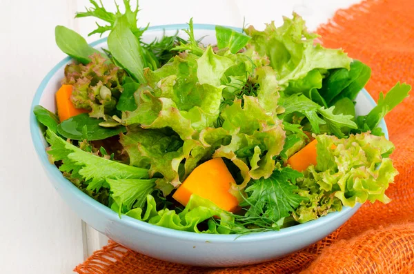 Здоровий гарбузовий салат з помідорами, салатом і насінням . — стокове фото