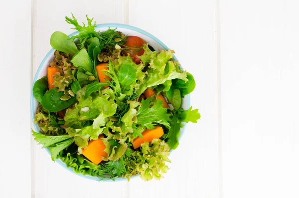 Salada de abóbora saudável com tomate, alface e sementes . — Fotografia de Stock
