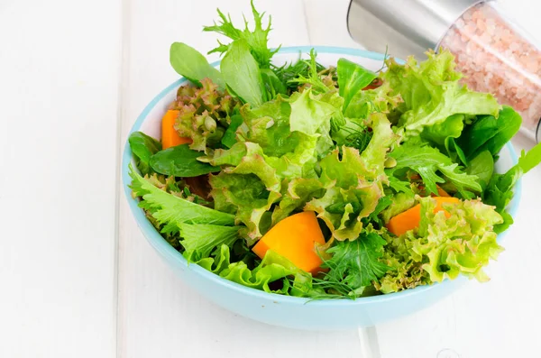 Здоровий гарбузовий салат з помідорами, салатом і насінням . — стокове фото