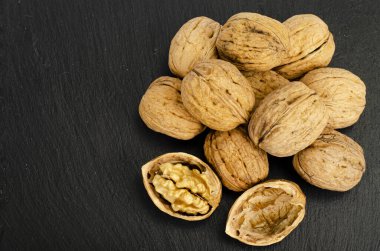 Siyah arka planda olgun cevizler. Stüdyo Fotoğrafı.