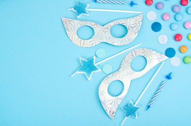 Renkli Mardi Gras boncukları, parlak arka planda maskeler. Fotoğraf.