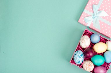 Açık hediye kutusunda çok renkli yumurtalar. Mutlu Paskalyalar tatili kavramı, tebrik kartı şablonu. Fotoğraf.