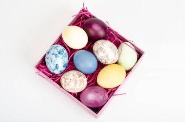 Açık hediye kutusunda çok renkli yumurtalar. Mutlu Paskalyalar tatili kavramı, tebrik kartı şablonu. Fotoğraf.