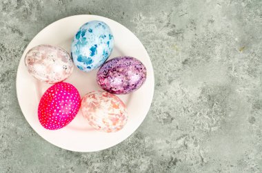 Tabakta parlak renkli Paskalya yumurtaları, tatil geçmişi. Fotoğraf.