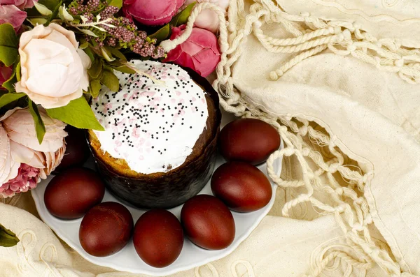 Paskalya Kutlaması Için Hazırlık Yapımı Kek Kırmızı Renkli Yumurta Fotoğraf — Stok fotoğraf
