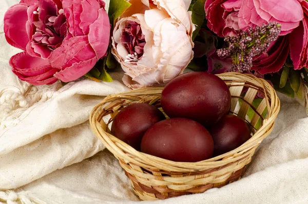 Kırmızı Boyalı Paskalya Yumurtalarıyla Dolu Bir Hasır Kase Fotoğraf — Stok fotoğraf