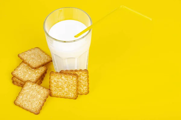 Heerlijke Koekjes Een Glas Melk Een Heldere Achtergrond Foto — Stockfoto
