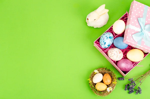 オープンギフトボックスで多色の卵 ハッピーイースター休暇の概念は グリーティングカードテンプレート — ストック写真