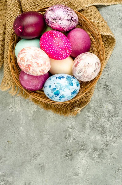Tabakta Parlak Renkli Paskalya Yumurtaları Tatil Geçmişi Fotoğraf — Stok fotoğraf