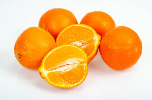 Grandes Mandarines Sucrées Mûres Isolées Sur Fond Blanc Photographie — Photo