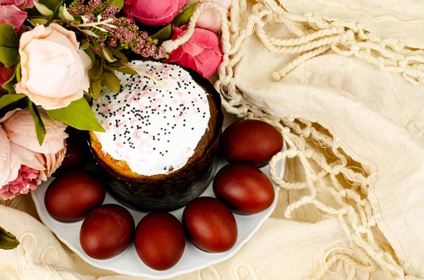 Подготовка Празднованию Пасхи Домашний Торт Красные Яйца Фото Стоковое Фото