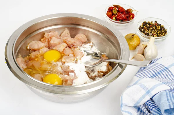 Κομμάτια Φιλέτου Κοτόπουλου Ωμά Αυγά Μπαχαρικά Για Μαγείρεμα Φωτογραφία — Φωτογραφία Αρχείου