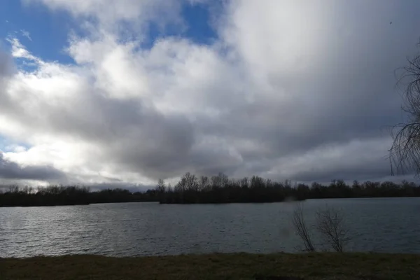 Schwere Graue Wolken Über Dem See — Stockfoto