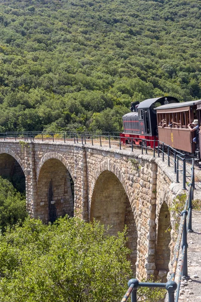 在阳光明媚的夏日 著名的老皮隆火车在山上行驶 — 图库照片