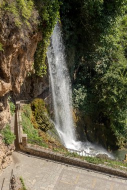 Güneşli bir yaz gününde Edessa (Yunanistan, Orta Makedonya) parkındaki ünlü şelale
