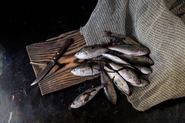 Deniz Ürünleri Taze Sökülmemiş Deniz Levrekleri Bir Bıçak Tahtadan Bir — Stok fotoğraf