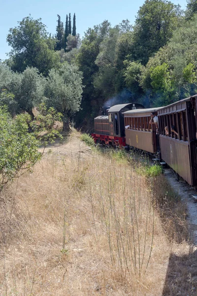 Pelion 2021年1月8日 在一个阳光明媚的夏日 这列古老的旅游列车在山上行驶 — 图库照片