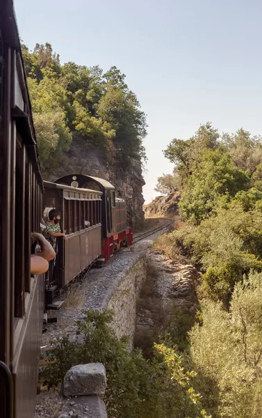 Pelion 2021年1月8日 在一个阳光明媚 夏日里 古老的火车在山中穿梭 — 图库照片