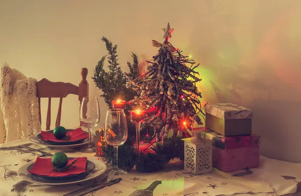 クリスマスと新年のデザイン プレート ナイフ フォーク ガラス テーブルの近くにクリスマスの装飾の様々な — ストック写真