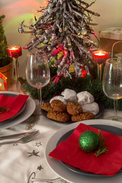 Noel Yeni Yıl Tasarımı Masada Çeşitli Noel Süslemeleri Bıçak Çatal — Stok fotoğraf