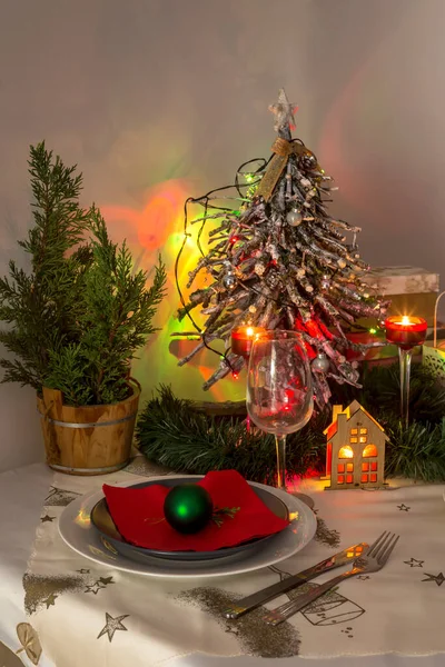 Weihnachten Und Neujahr Design Teller Messer Gabel Gläser Und Eine — Stockfoto