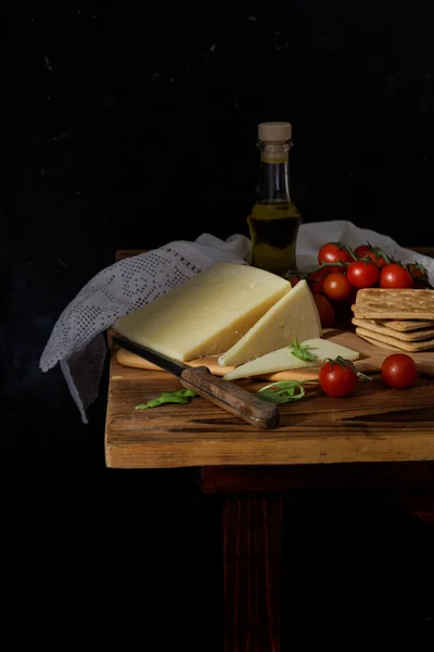 Verse Harde Kaas Mes Kerstomaten Crackers Een Houten Tafel Close — Stockfoto