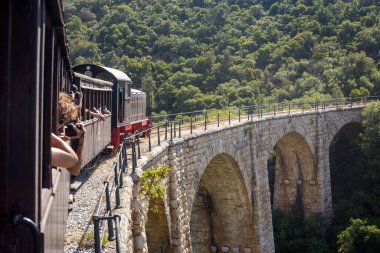 Yunanistan. Pelion. 08.01.2021. Turist, ünlü, gezgin, eski tren, güneşli bir yaz gününde dağlarda yol alır. 