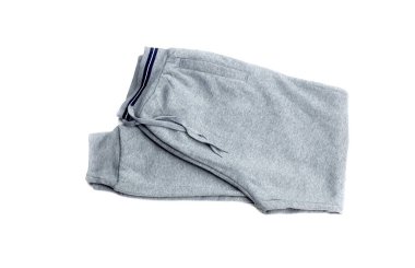 Giysiler. Beyaz arka planda yeni, sıcak, gri, erkeksi, atletik pantolonlar..