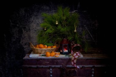 Lamba, mandalina ve tahta bir sandığa yakın çam dallarıyla dolu bir Noel..