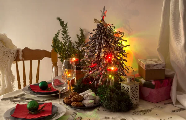 Kerstmis Nieuwjaar Ontwerp Een Verscheidenheid Aan Kerstversieringen Bord Mes Vork — Stockfoto