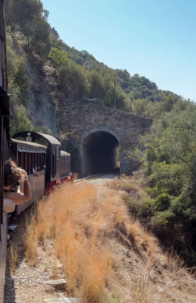 Pelion 2021年1月8日 在一个阳光明媚 夏日里 古老的火车在山中穿梭 — 图库照片