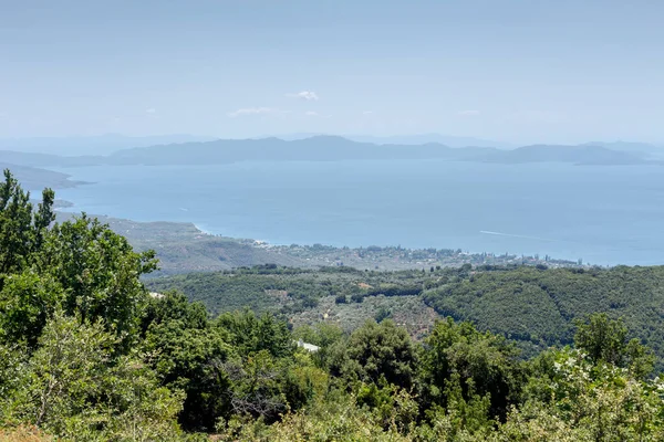 Vista Panorámica Las Montañas Las Plantas Mar Distancia Día Soleado —  Fotos de Stock