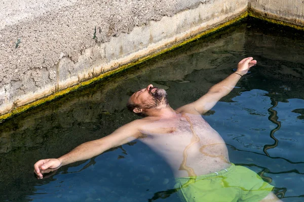 カメナ ヴーラ付近の温泉 鉱泉で入浴中 ギリシャ フィトティオダ — ストック写真