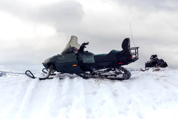 Moderno Poderoso Snowmobile Estacionado Uma Estância Esqui Inverno Frio Dia — Fotografia de Stock