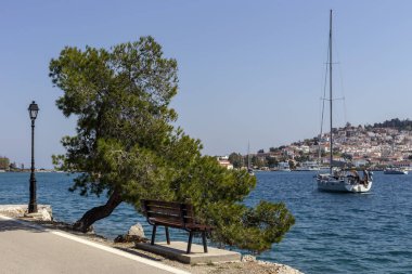 Baharda, güneşli bir akşamda Paros Adası 'nın (Yunanistan) setin ve yatlarının büyüleyici manzarası