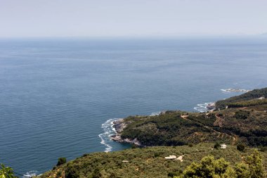 Yüksek dağların ve engin denizin panoramik manzarası Yazın, güneşli bir günde (Yunanistan)