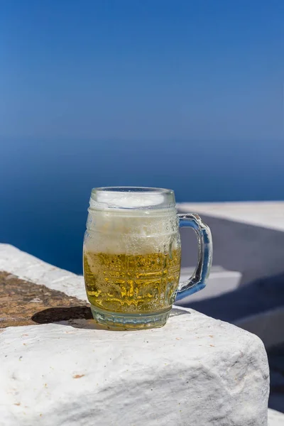 Una Tazza Birra Schiumosa Fredda Erge Sui Gradini Sullo Sfondo — Foto Stock