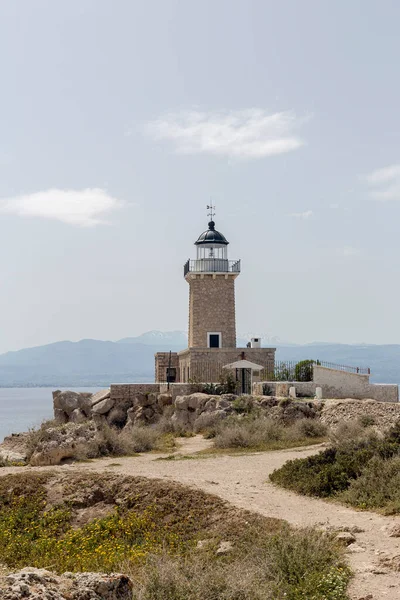 Gammal Sten Arbetande Fyr Mot Bakgrund Havet Och Bergen Solig — Stockfoto