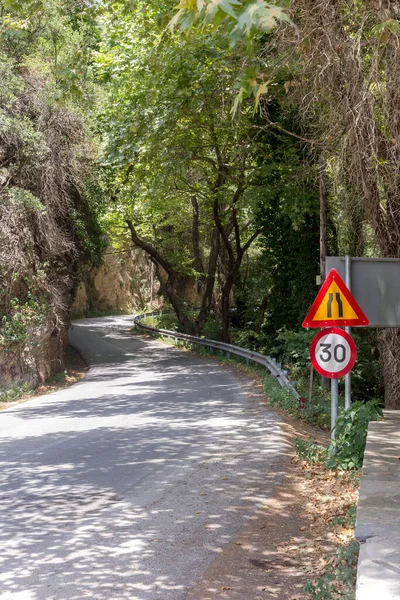 Yaz günü köyde dar bir dağ, kırsal bir yol üzerinde 