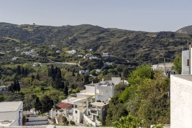 Baharda, güneşli bir günde, tatil beldesi Chora 'nın dar sokaklarında (Kuzey Sporades, Skyros Adası, Yunanistan).
