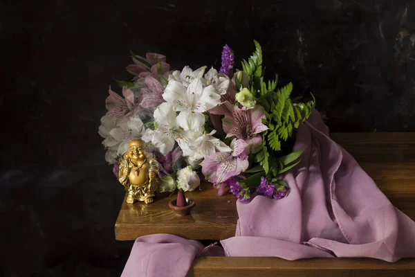 Gülen Bir Buda Figürü Bir Buket Çiçek Komodinin Üstünde Tütsü — Stok fotoğraf