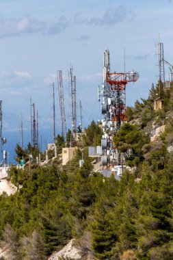 Telekomünikasyon donanımları ve denize karşı dağlarda mobil iletişim için donatım