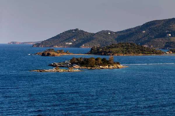 Zeegezicht Schilderachtig Uitzicht Zee Kleine Eilandjes Bergen Peloponnesos Griekenland — Stockfoto