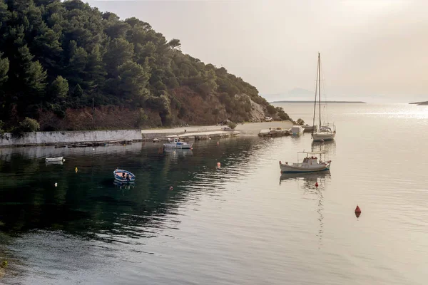 Malowniczy Widok Łodzie Rybackie Jacht Molo Tle Morza Gór Grecja — Zdjęcie stockowe