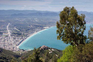 Korint Körfezi manzarası, Loutraki şehri (mineral kaynaklı bir tatil beldesi) ve güneşli bir günde yüksek bir yerden deniz manzarası (Yunanistan, Mora)