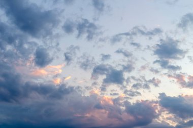 Geçmişi. Cennetlik manzara. Gün batımının parlak renkleriyle boyanmış bulutlarla dolu mavi gökyüzü.