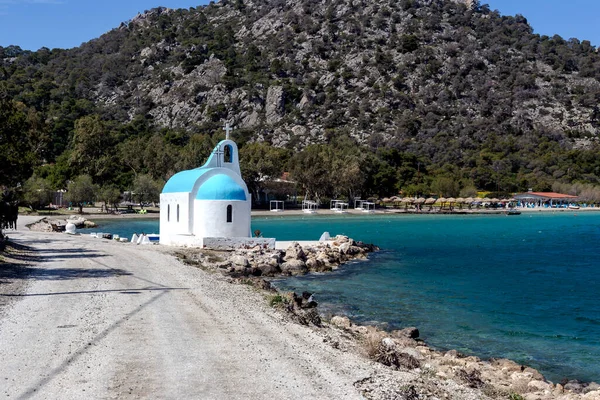 Malý Křesťanský Ortodoxní Kostel Břehu Jezera Vulyagmeni Okres Loutraki Řecko — Stock fotografie