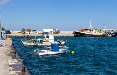 Limanın manzarası, güneşli bir bahar gününde park edilmiş gemiler, marina ve deniz manzarası (Kimi, Euboea, Yunanistan)