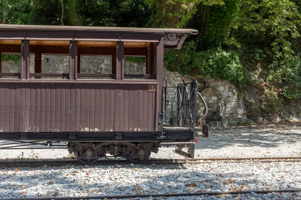 夏天阳光明媚的日子里 车站上的铁路 空荡荡的 老旧的车厢 — 图库照片