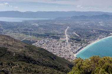 Korint Körfezi manzarası, Loutraki şehri (mineral kaynaklı bir tatil beldesi) ve güneşli bir günde yüksek bir yerden deniz manzarası (Yunanistan, Mora)